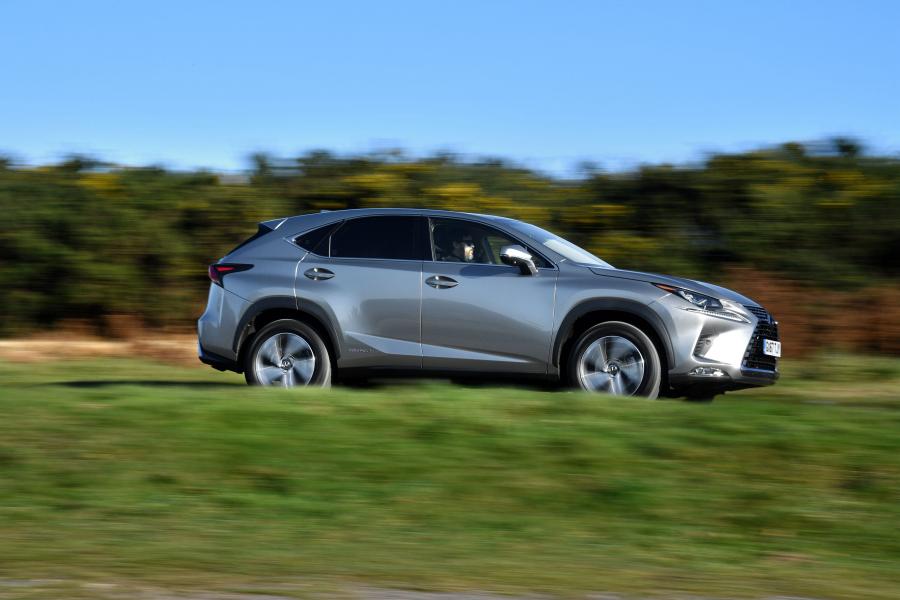  Lexus NX300h 2017 года  (UK) (фото 38 из 40)